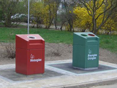Ein roter und ein grüner Altglascontainer