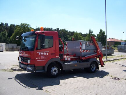REST GmbH LKW mit aufgeladenem Absetzcontainer