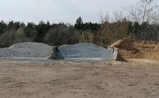 verschiedene Haufen mit Splitt und Kies