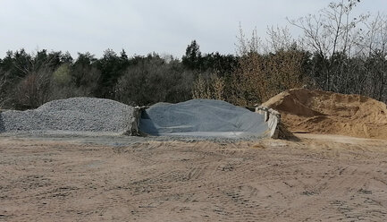 verschiedene Haufen mit Splitt und Kies