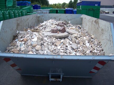 Container mit Bauschutt