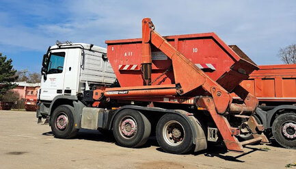 Absetzcontainer auf einem weißen LKW