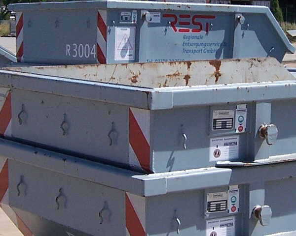 mehrere graue Container der REST GmbH in Niederlehme