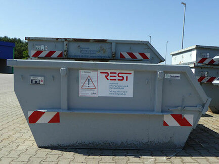 2 graue Absetzcontainer