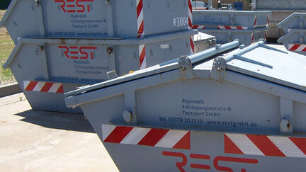 3 graue Absetzcontainer